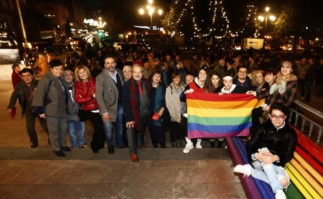 Manifestación en contra de la retirada de los bancos de arco iris en Oviedo