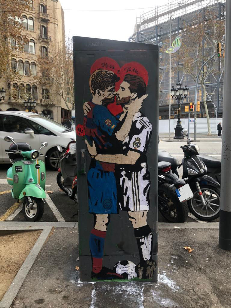 El ‘beso gay’ entre Ramos y Piqué antes del Clásico para unir Cataluña y España