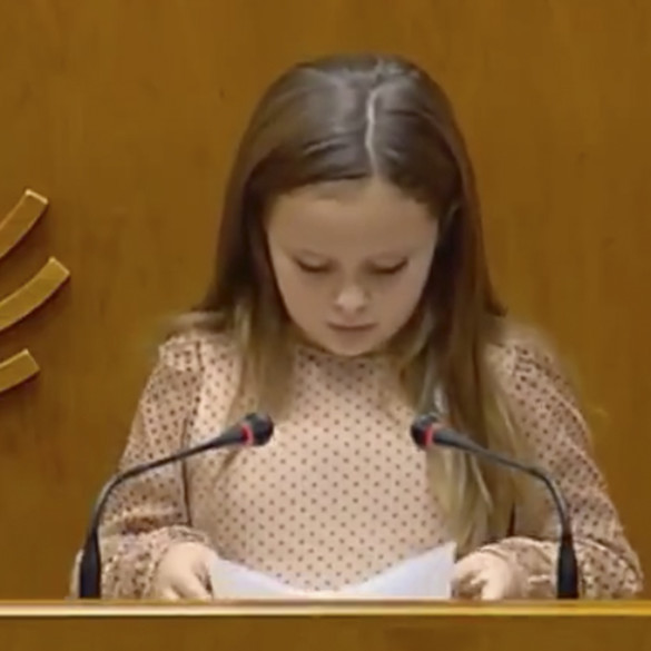 El poderoso y emotivo discurso de una niña transexual de 8 años en la Asamblea de Extremadura