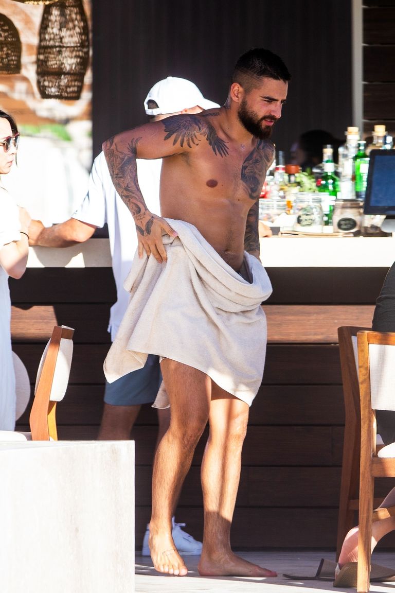 Maluma se va a la playa y lo pillamos. medio desnudo.