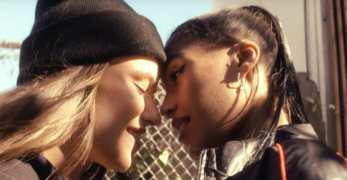 La cantante de r'n'b Abisha apuesta por la visibilidad lésbica en el vídeo de 'Love Like This'