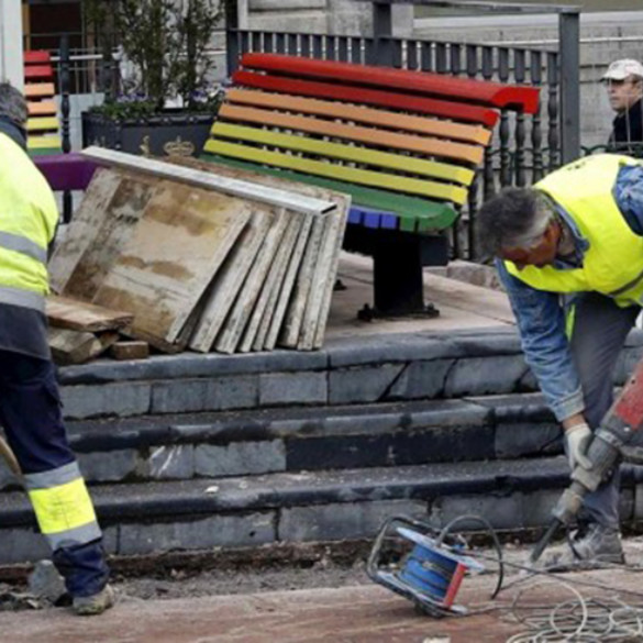 El PP y Ciudadanos han empezado a retirar los bancos arcoíris de Oviedo