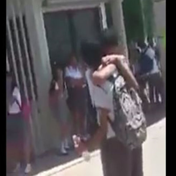 Una emotiva declaración de amor gay a las puertas de un colegio
