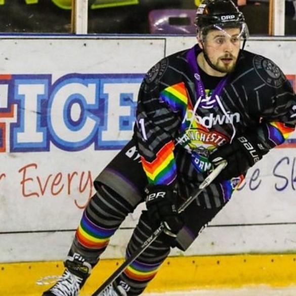 Zach Sullivan: el primer jugador profesional de hockey sobre hielo que sale del armario como bisexual