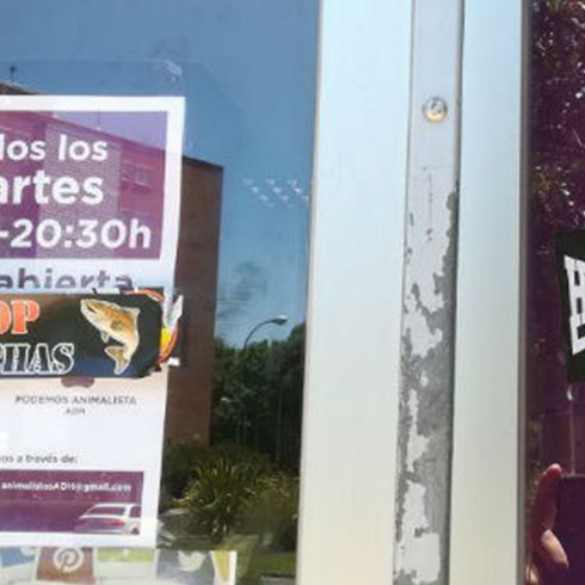 Destrozan una sede de Podemos y la llenan de pegatinas homófobas
