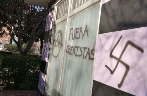 Destrozan una sede de Podemos y la llenan de pegatinas homófobas