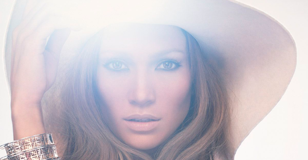 Jennifer Lopez celebra los 18 años de 'Rebirth': "Jamás me hartaré del glamour"