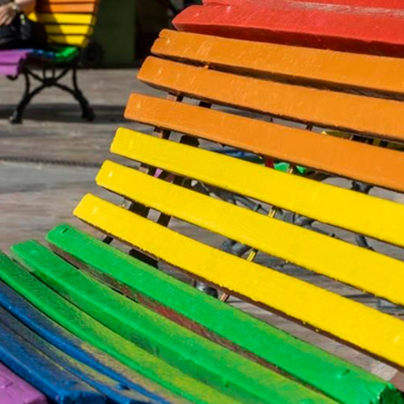 Vicálvaro amanece con bancos arcoíris para apoyar al colectivo LGTBI