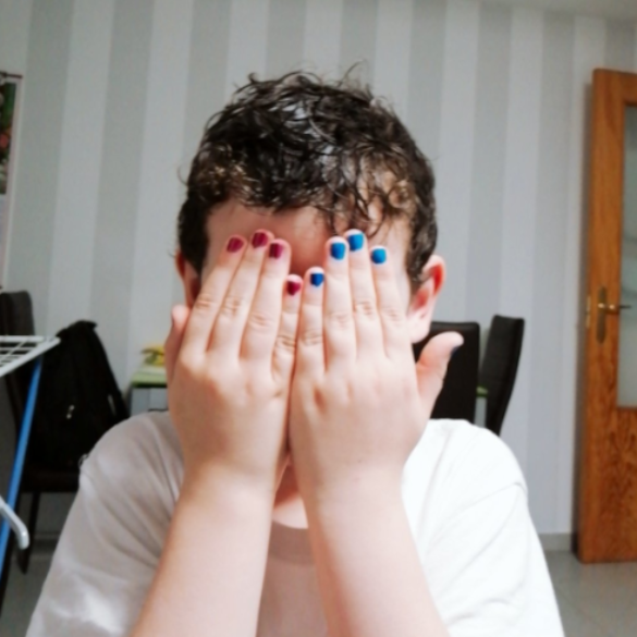 Los usuarios de Twitter apoyan a Jon, un niño de Logroño a quien le dicen que pintarse las uñas es de chicas