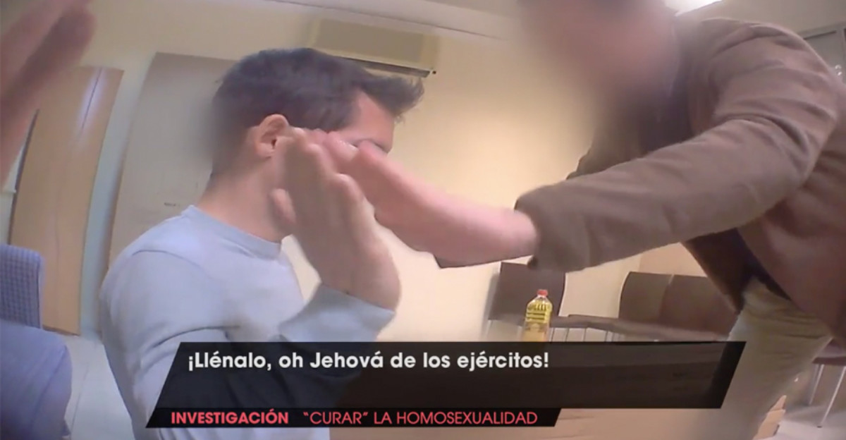 Un reportero de 'Viva la vida' se somete a un exorcismo para "curar la homosexualidad"