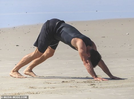 Chris Hemsworth nos muestra en la playa sus posturas favoritas de yoga