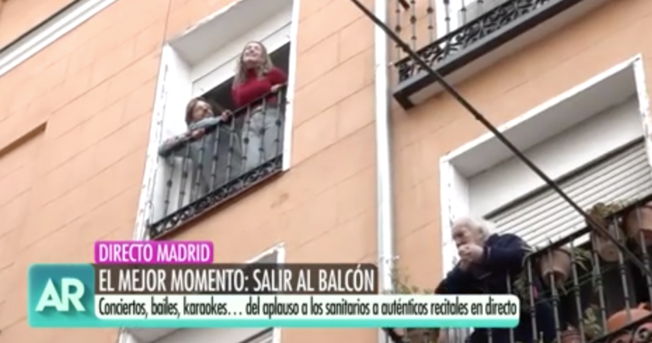 Exclusiva Shangay: el vecindario que emocionó a Ana Rosa saca el Orgullo LGTBI a sus balcones al canto de 'Sobreviviré'