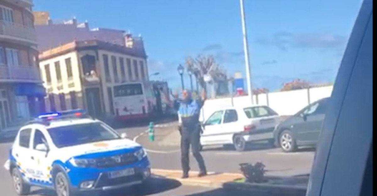 El policía que 'se convierte' en un Village People para dar un chute de buen rollo en La Palma