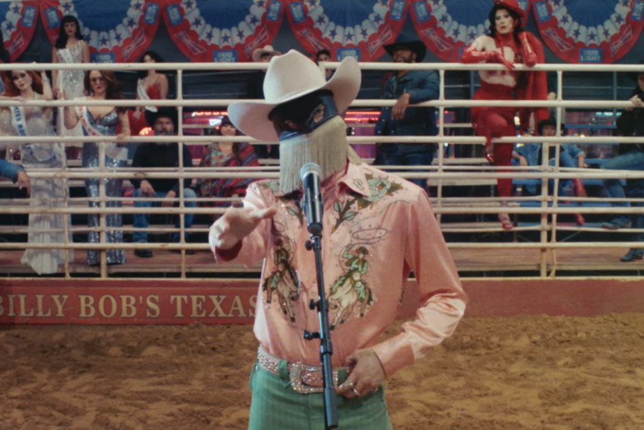 Orville Peck, rey del country queer, visibiliza la América profunda LGTBI en el vídeo de 'Queen of the Rodeo'