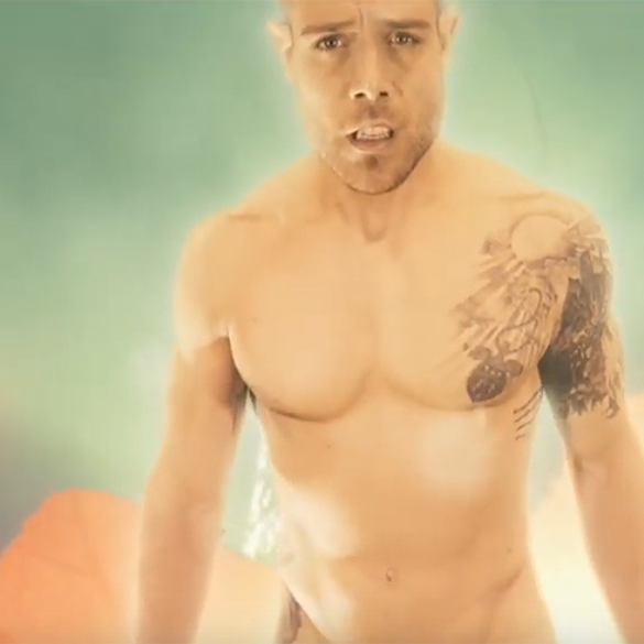 Andreas Kêr se desnuda por completo para concienciar sobre el VIH en 'El error'