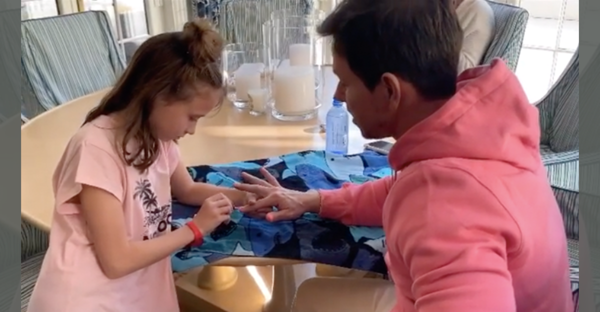 La hija de Mark Wahlberg le pinta las uñas durante la cuarentena (qué monada)