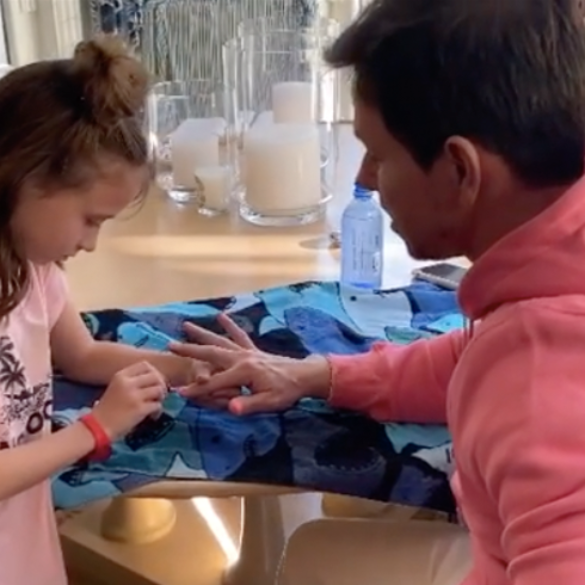 La hija de Mark Wahlberg le pinta las uñas durante la cuarentena (qué monada)