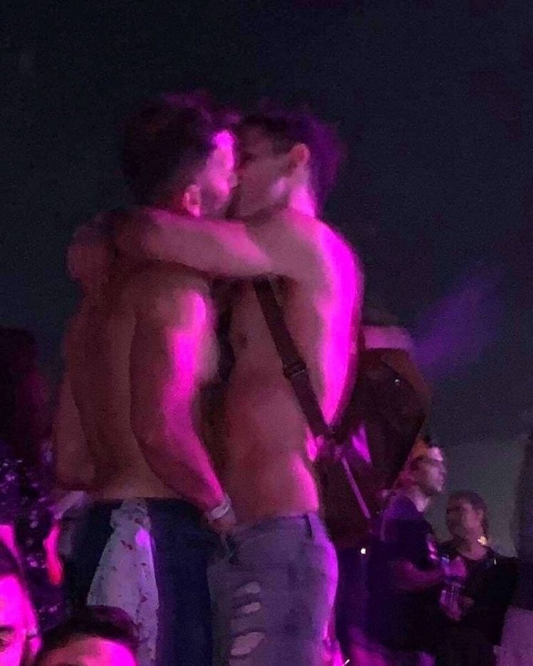 De perseguidor LGTBI en el Congreso a presumir de cuerpazo en fiestas gays con Eliad Cohen