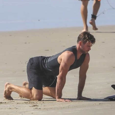 Chris Hemsworth nos muestra en la playa sus posturas favoritas de yoga
