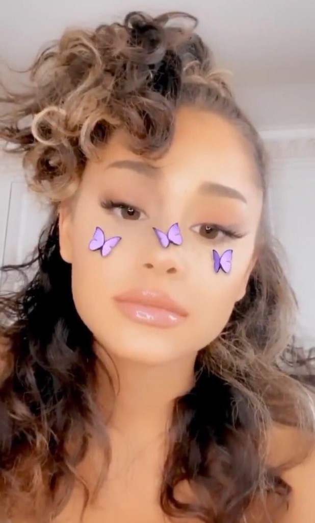 El pelo rizado de Ariana Grande 'sale del armario' y sus fans enloquecen