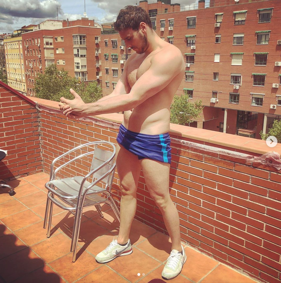 ¿Quién es el famoso (LGTBI) que entrena así de sexy en su terraza y nos alegra la cuarentena? (a nosotros y a sus vecinos)