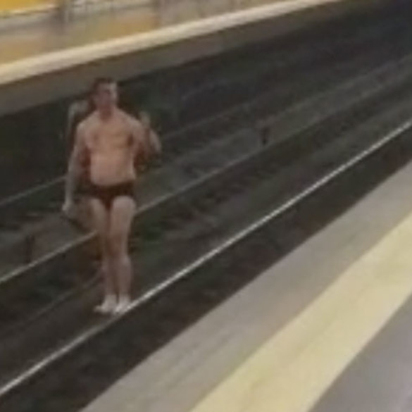 Un hombre semidesnudo baja al andén de Tirso de Molina y corta el Metro