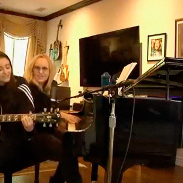 Melissa Etheridge, todo un referente de visibilidad lésbica, emociona cantando a dúo con su hija