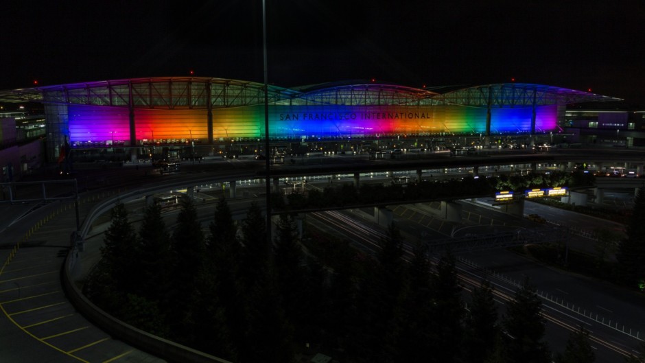 El precioso homenaje arcoíris del aeropuerto de San Francisco a la fallecida activista lesbiana Phyllis Lyon