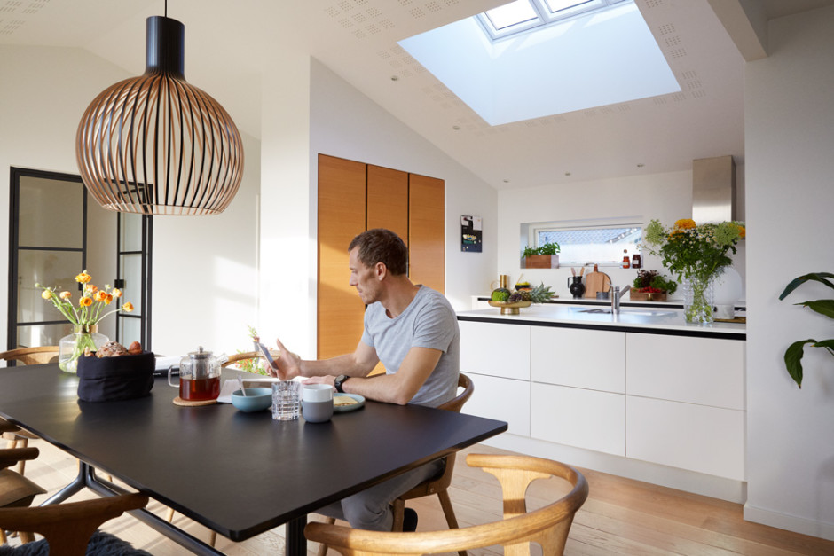 Cómo adaptar la luz para mejorar el bienestar en casa de la manera más sencilla