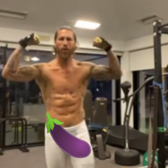 Sergio Ramos, entrenando en casa marcando músculos y paquete
