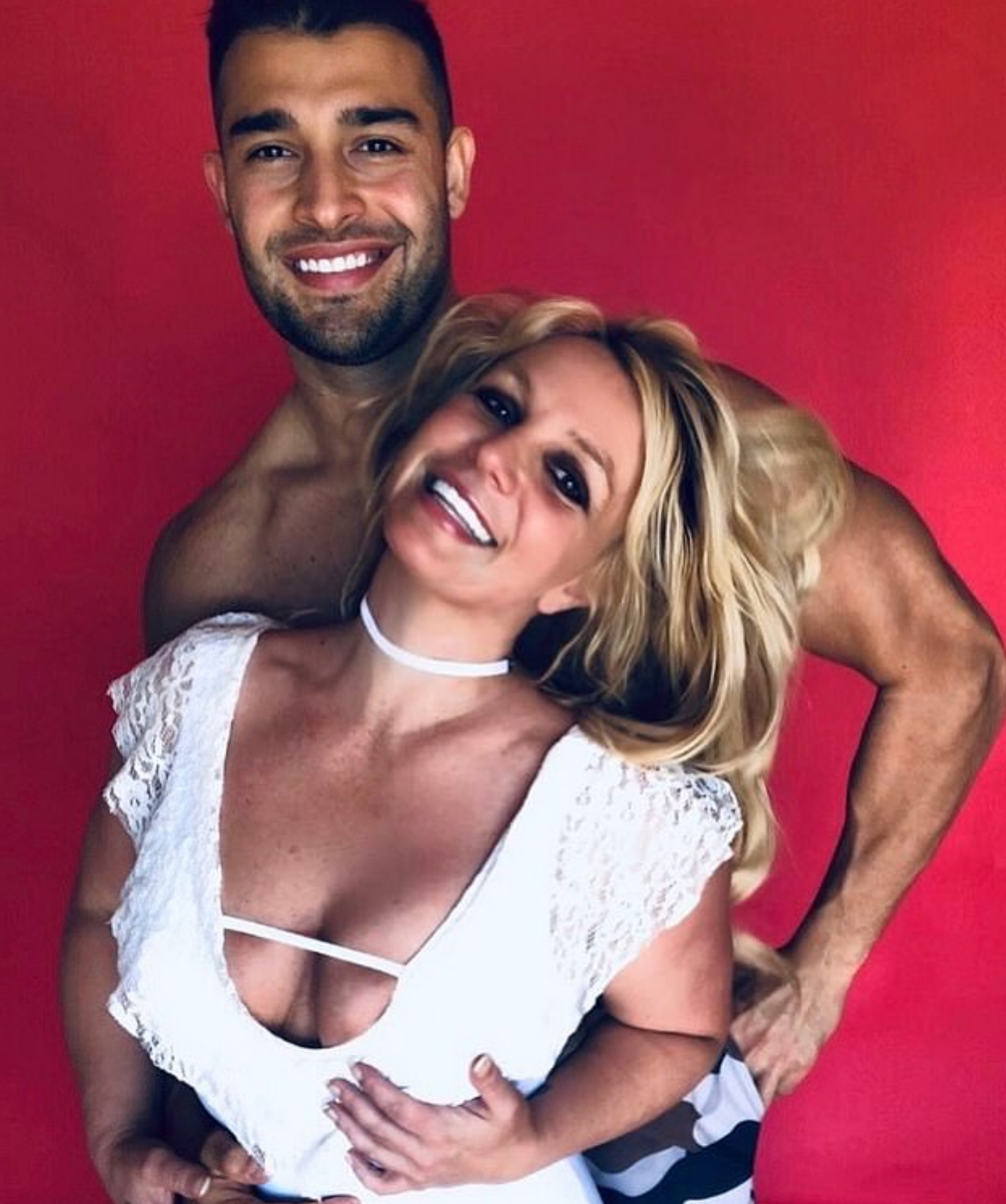 El novio de Britney sale a correr y las redes enloquecen con su cuerpo (y su mascarilla)