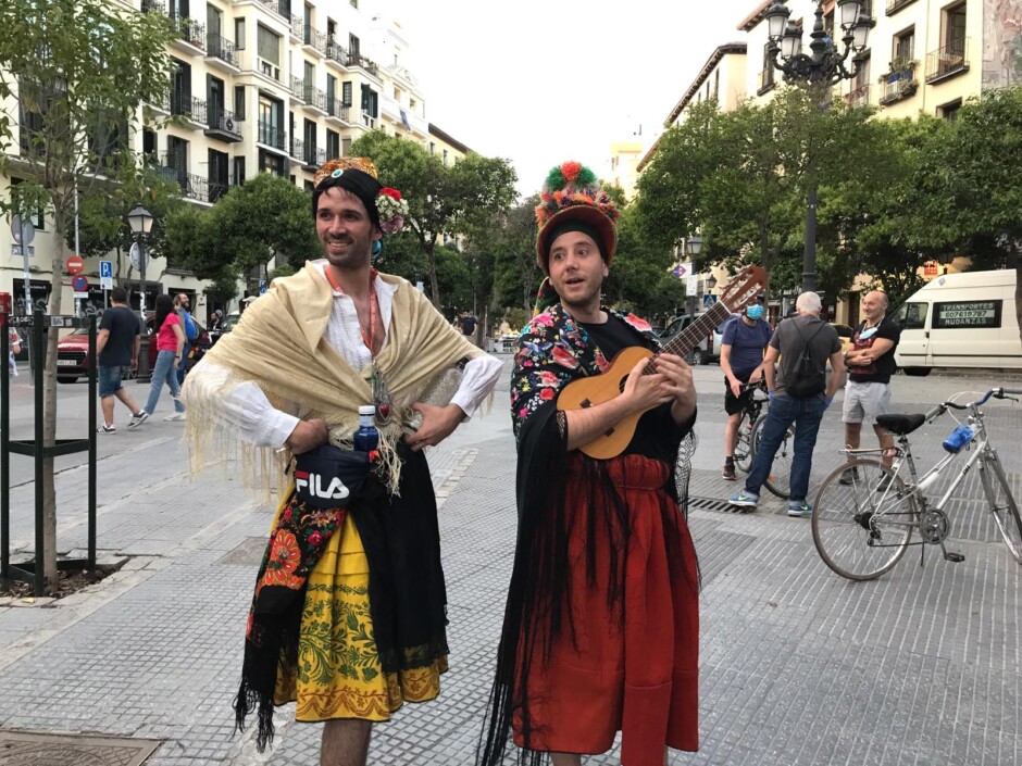 La ronda queer continúa enamorando la desescalada de Madrid con sus jotas 'extremeño-travestis'