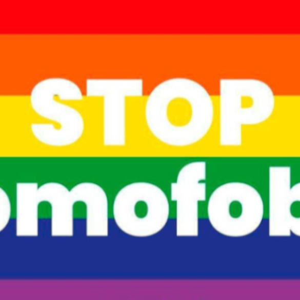 Insultos homófobos en un tren en Cataluña a una pareja gay: "Aquí huele a mierda"
