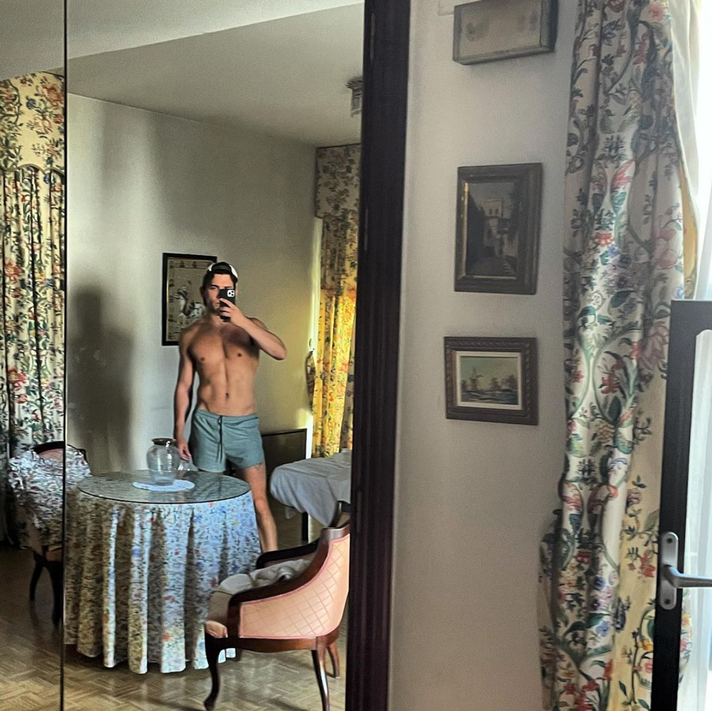 El posado más hot de Jaime Lorente: sin camiseta y frente a un espejo