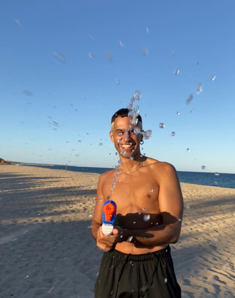 Mahmood despide el verano presumiendo de cuerpazo en la playa