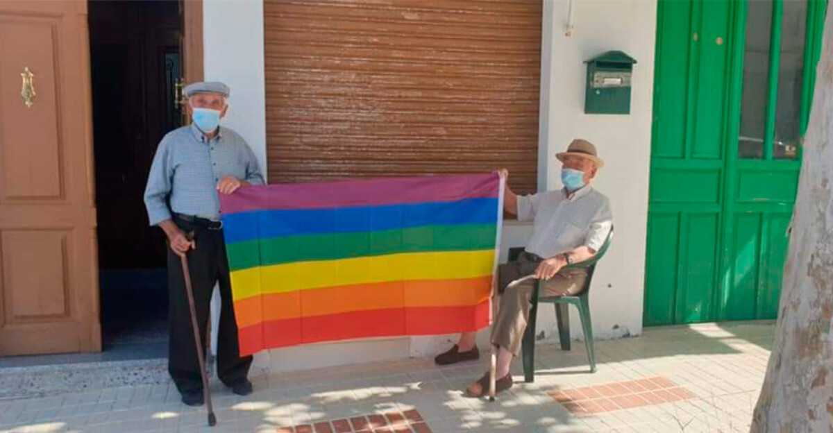 Un pueblo de Málaga se llena de banderas LGTBI tras las denuncias homófobas de varios vecinos
