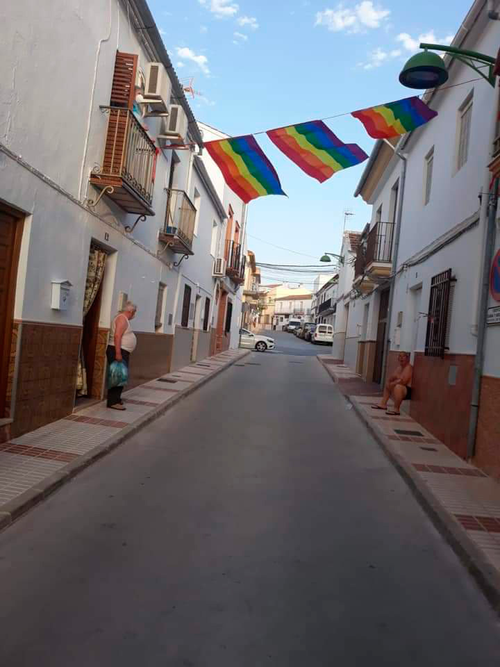 Un pueblo de Málaga se llena de banderas LGTBI tras las denuncias homófobas de varios vecinos