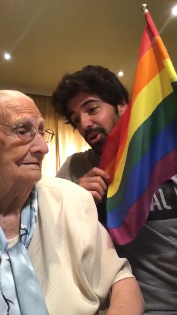 Miguel Ángel Muñoz y su abuela (95 años) celebran el Orgullo LGTBI tras la 'CuarenTata'