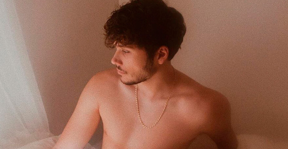 Damien posa sin camiseta en Instagram antes de lanzar su nuevo single, 'Perfect'