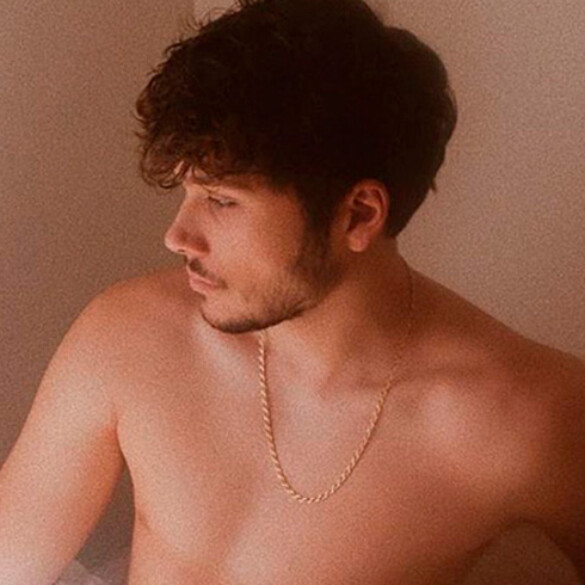 Damien posa sin camiseta en Instagram antes de lanzar su nuevo single, 'Perfect'
