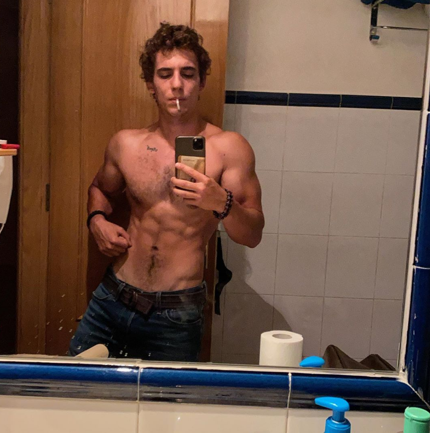 Miguel Herrán enseña el culo en Instagram (y manda un mensaje de locos)