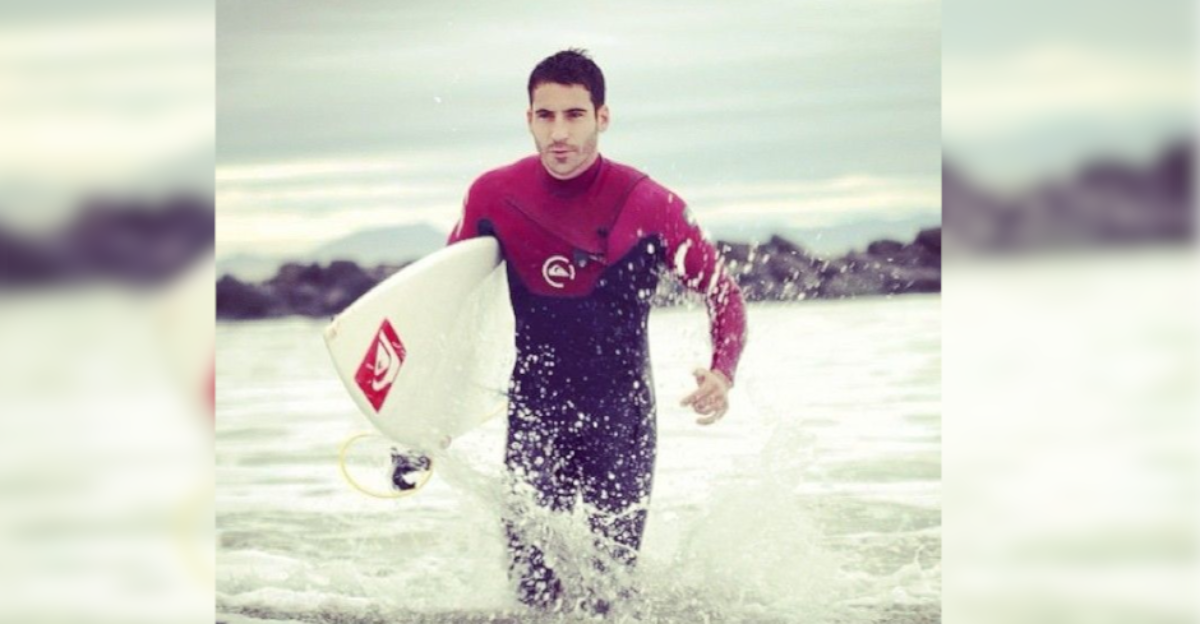 Miguel Ángel Silvestre se va a surfear y luce su cuerpazo entre ola y ola
