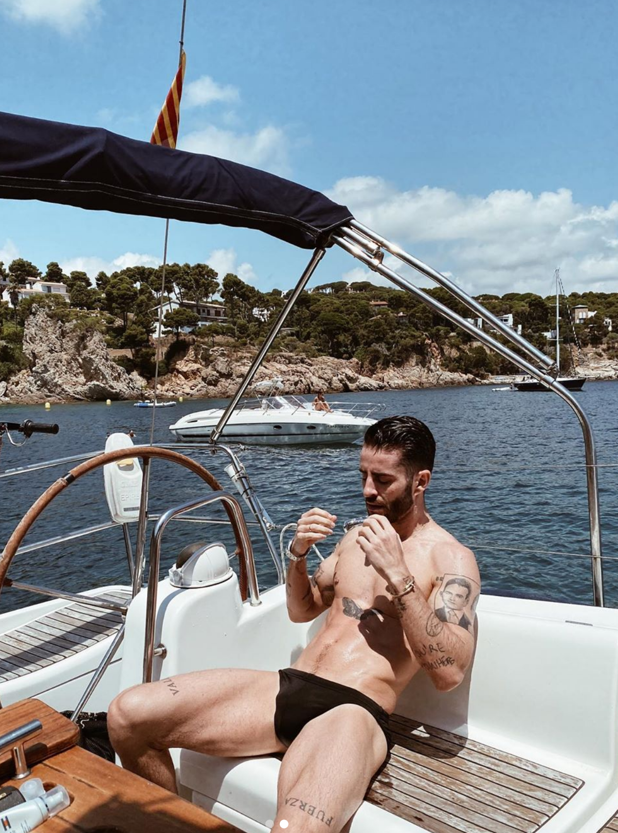 Pelayo Díaz vuelve a presumir de cuerpazo en bañador con este posado en Ibiza