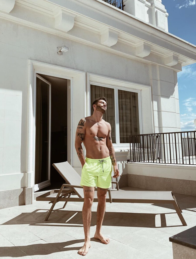 pelayo-d-az-vuelve-a-presumir-de-cuerpazo-en-ba-ador-con-este-posado-en