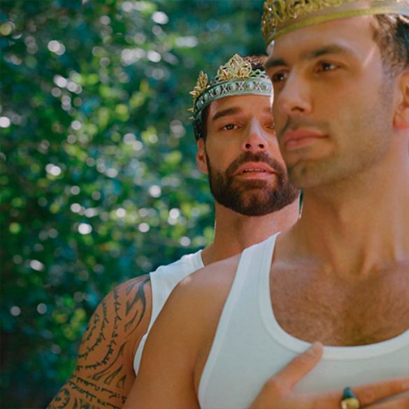 Ricky Martin y su marido se coronan (literalmente) como reyes LGTBI