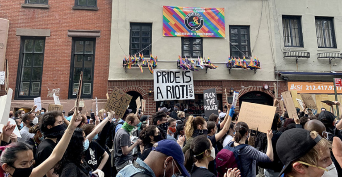 El 'Black Trans Lives Matter' se manifiesta frente al Stonwall Inn y revive su espíritu revolucionario