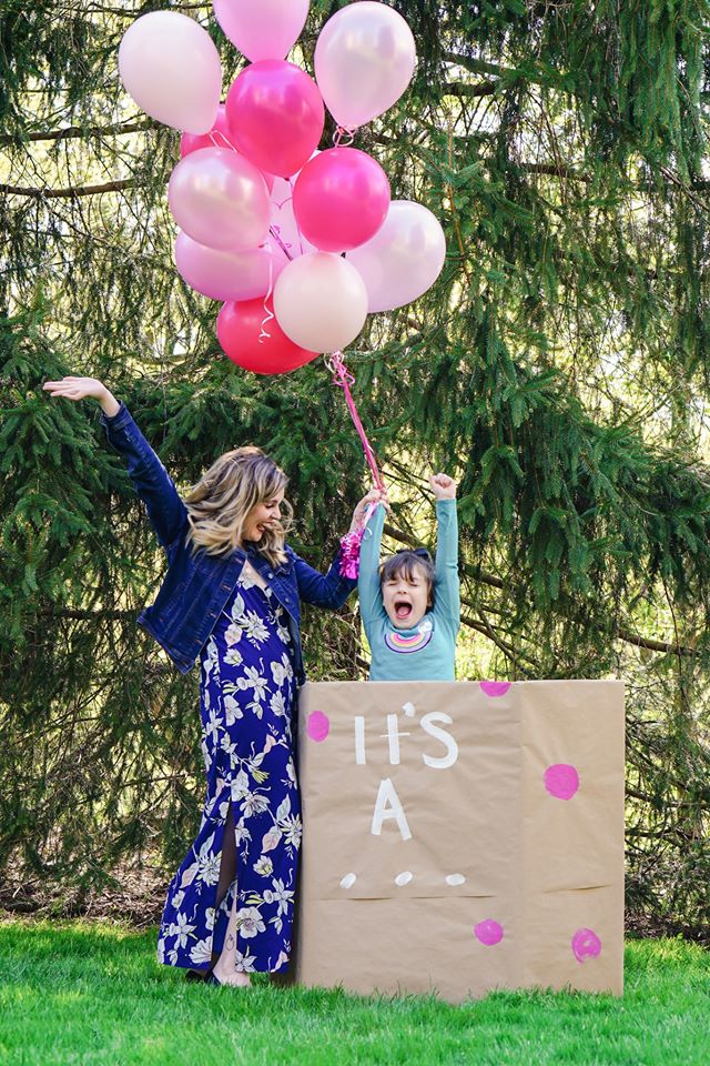 La emotiva fiesta viral con que una madre presenta al mundo a su hija trans