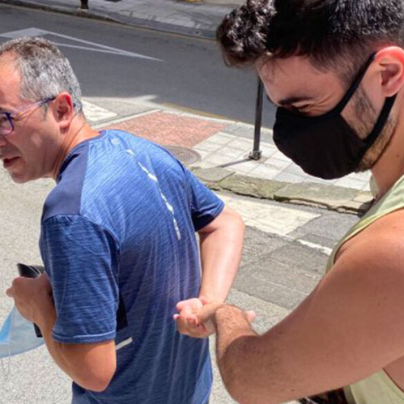 Viral: le daba miedo ir de la mano con su novio por la calle, y su suegro le demuestra que no debe esconderse por ser gay