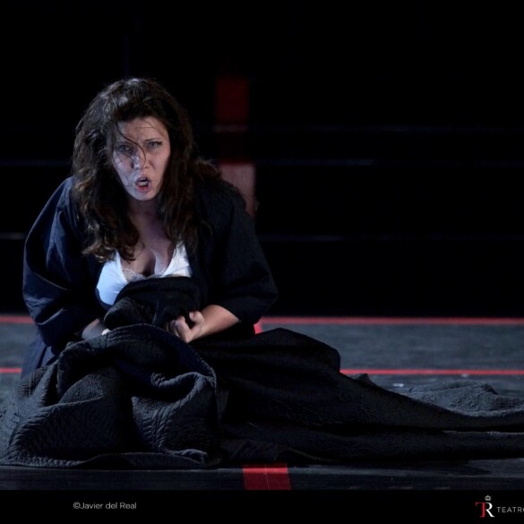 Crítica de ópera: 'La Traviata', emoción en una verdiana noche histórica en el Teatro Real (con Violetta y Alfredo a dos metros de distancia)