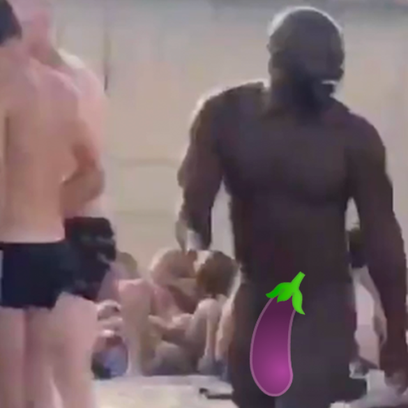 Se pasea desnudo en una playa gay y le confunden con el 'negro del Whatsapp'